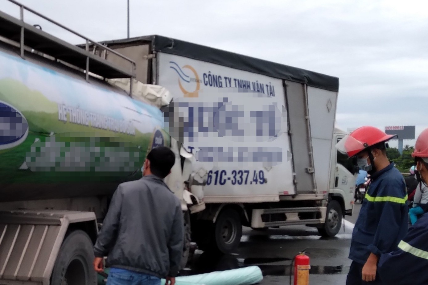 Xe bon huc duoi xe tai, tai xe tu vong trong buong lai hinh anh