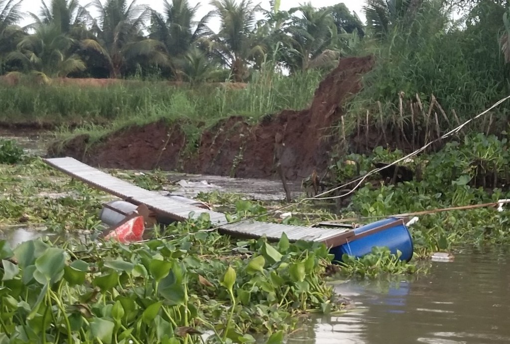 Sat lo 70 m bo song, that thoat 4 tan ca giong hinh anh