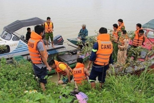 Co gai bi sat hai, nem xac xuong song hinh anh
