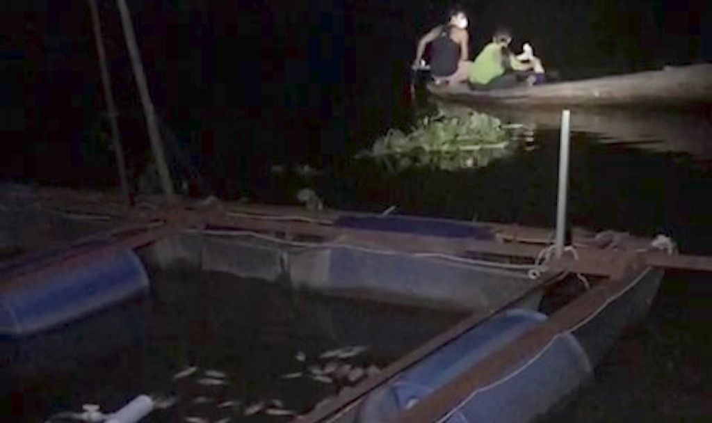 Nguoi dan ong bi dien giat tu vong khi chai ca tren song hinh anh