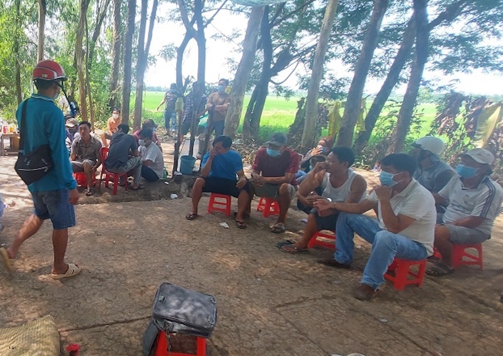 Canh sat bat 48 nguoi danh bac giua mua dich hinh anh