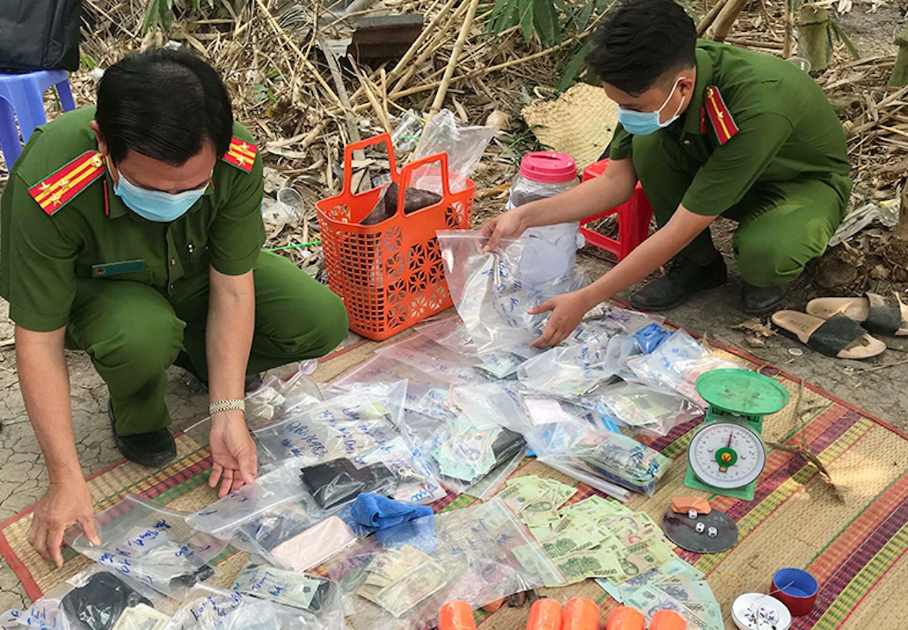 Co gai lac tai xiu de hang chuc nguoi dat cuoc hinh anh