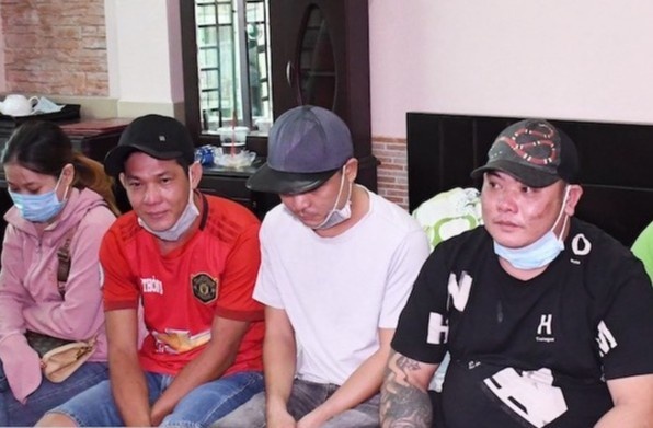 5 nguoi tu tap su dung ma tuy trong khach san hinh anh