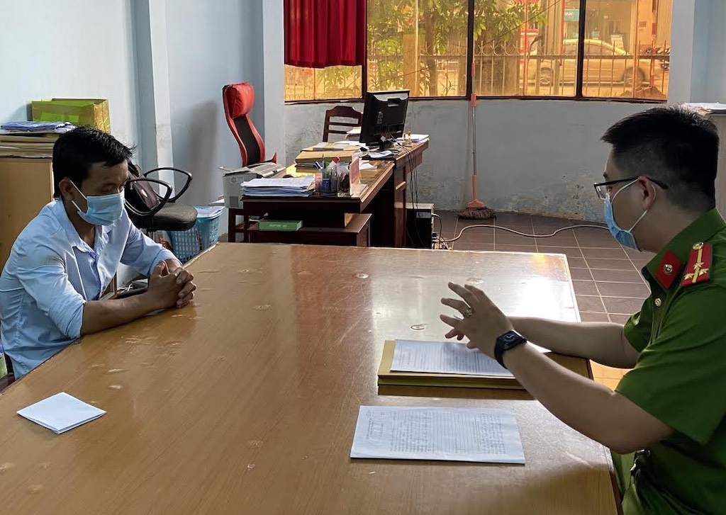 Nam thanh nien say ruou tan cong canh sat tai chot kiem soat anh 1