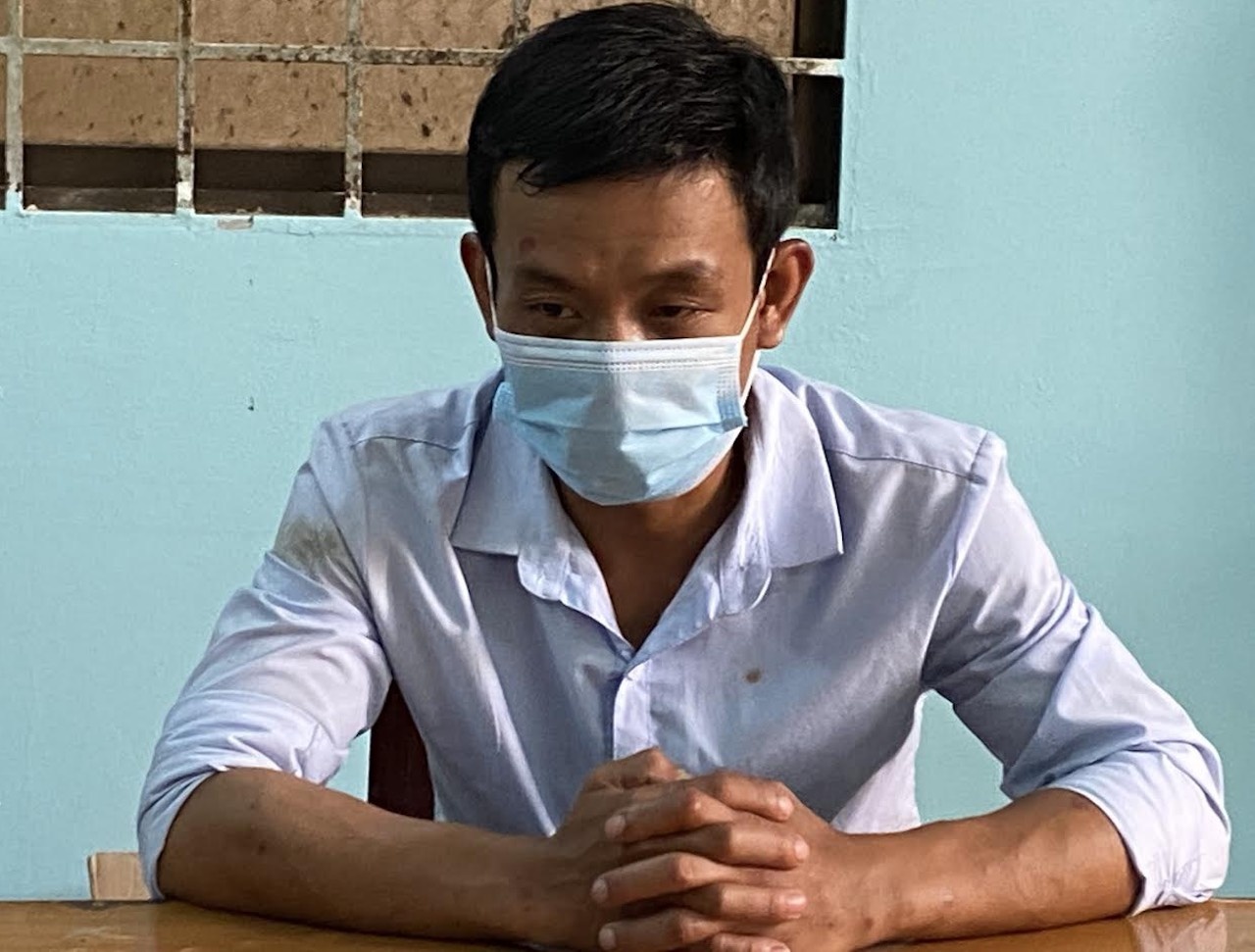 Nam thanh nien say ruou tan cong canh sat tai chot kiem soat dich hinh anh