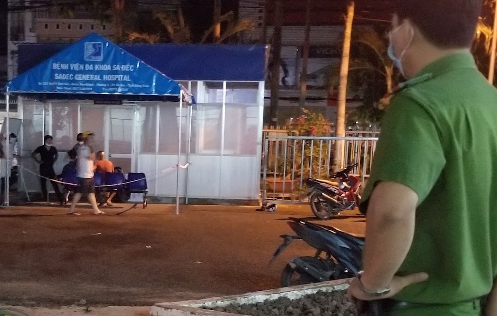 Nghi pham dau thu sau khi chem 2 nguoi o benh vien hinh anh