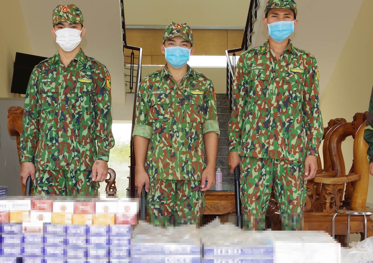 Biên phòng liên tiếp bắt hàng lậu ở biên giới Tây Nam ảnh 1 Bien phong lien tiep bat hang lau o bien gioi Tay Nam anh 1