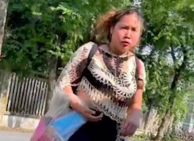 Nguoi phu nu khong deo khau trang, cu cai canh sat o chot kiem soat hinh anh