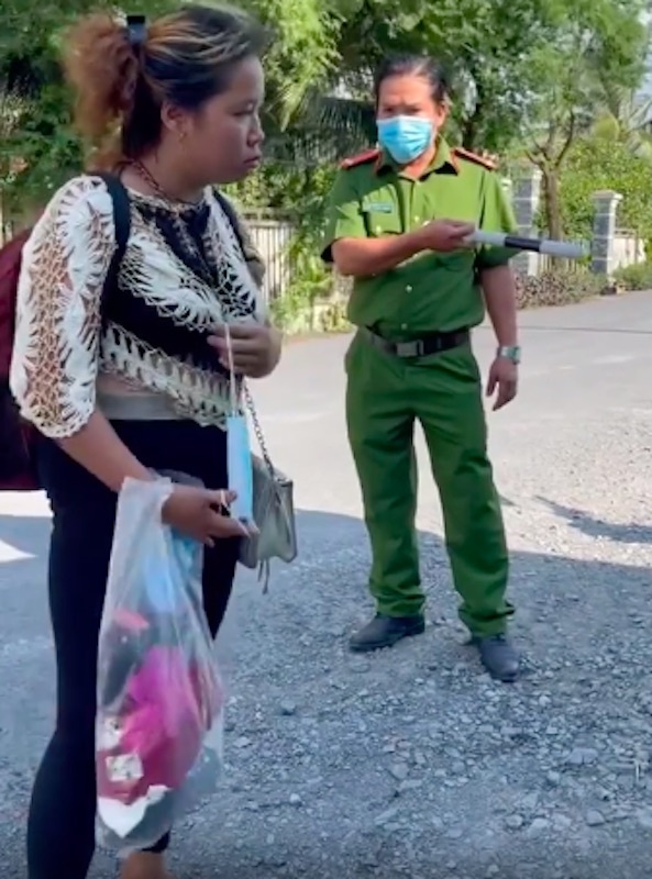 Người phụ nữ không đeo khẩu trang,  cự cãi cảnh sát ở chốt kiểm soát ảnh 1 Nguoi phu nu khong deo khau trang,  cu cai canh sat o chot kiem soat anh 1
