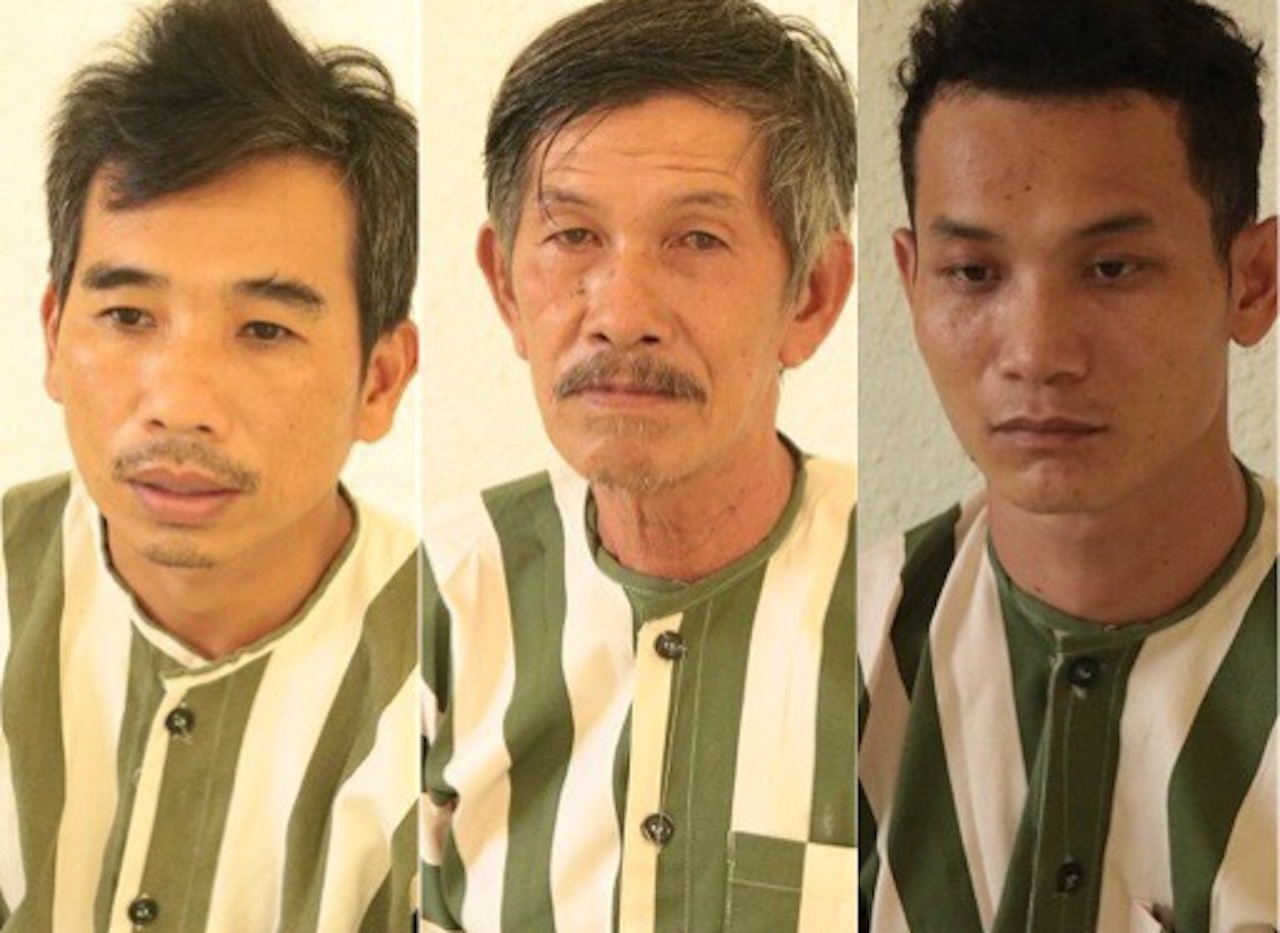 Canh sat triet pha nhom ca do bong da o quan ca phe hinh anh