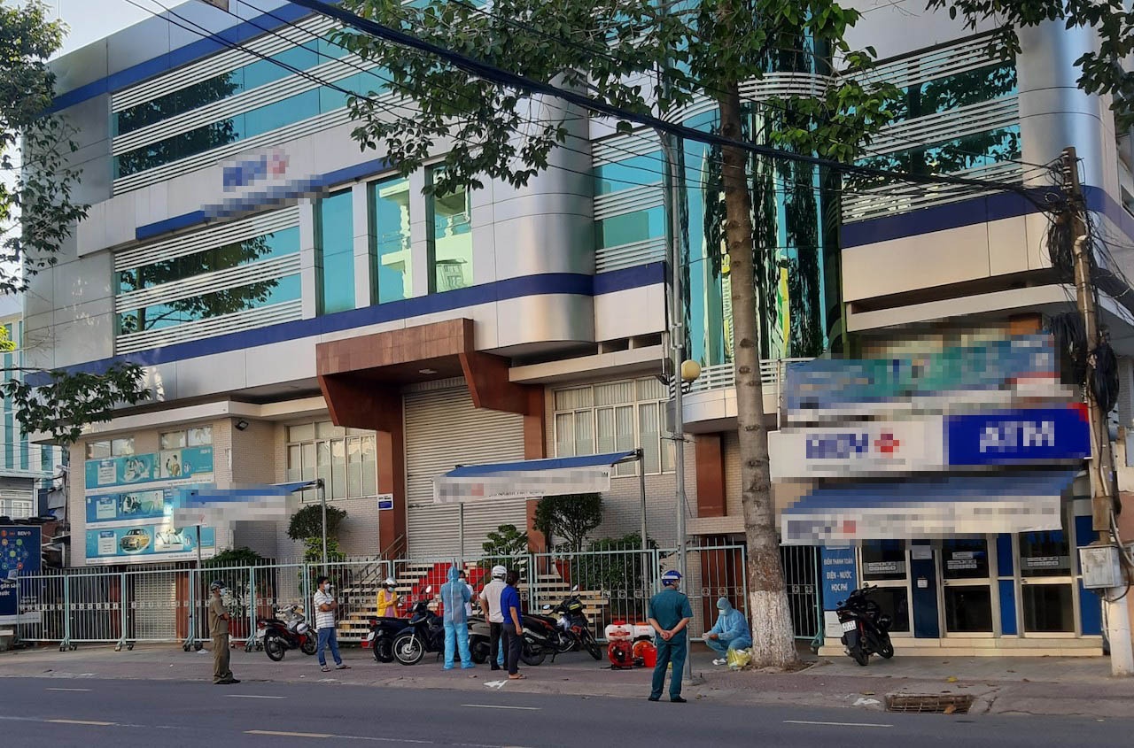 Chồng của nữ nhân viên ngân hàng dương tính với SARS-CoV-2 ảnh 1 Chong cua nu nhan vien ngan hang duong tinh voi SARS-CoV-2 anh 1