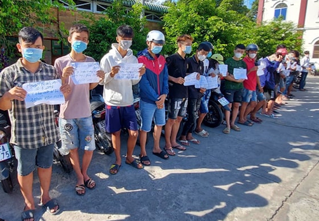 Cảnh sát vây bắt 30 thanh niên đua xe trái phép ảnh 1 Canh sat vay bat 30 thanh nien dua xe trai phep anh 1