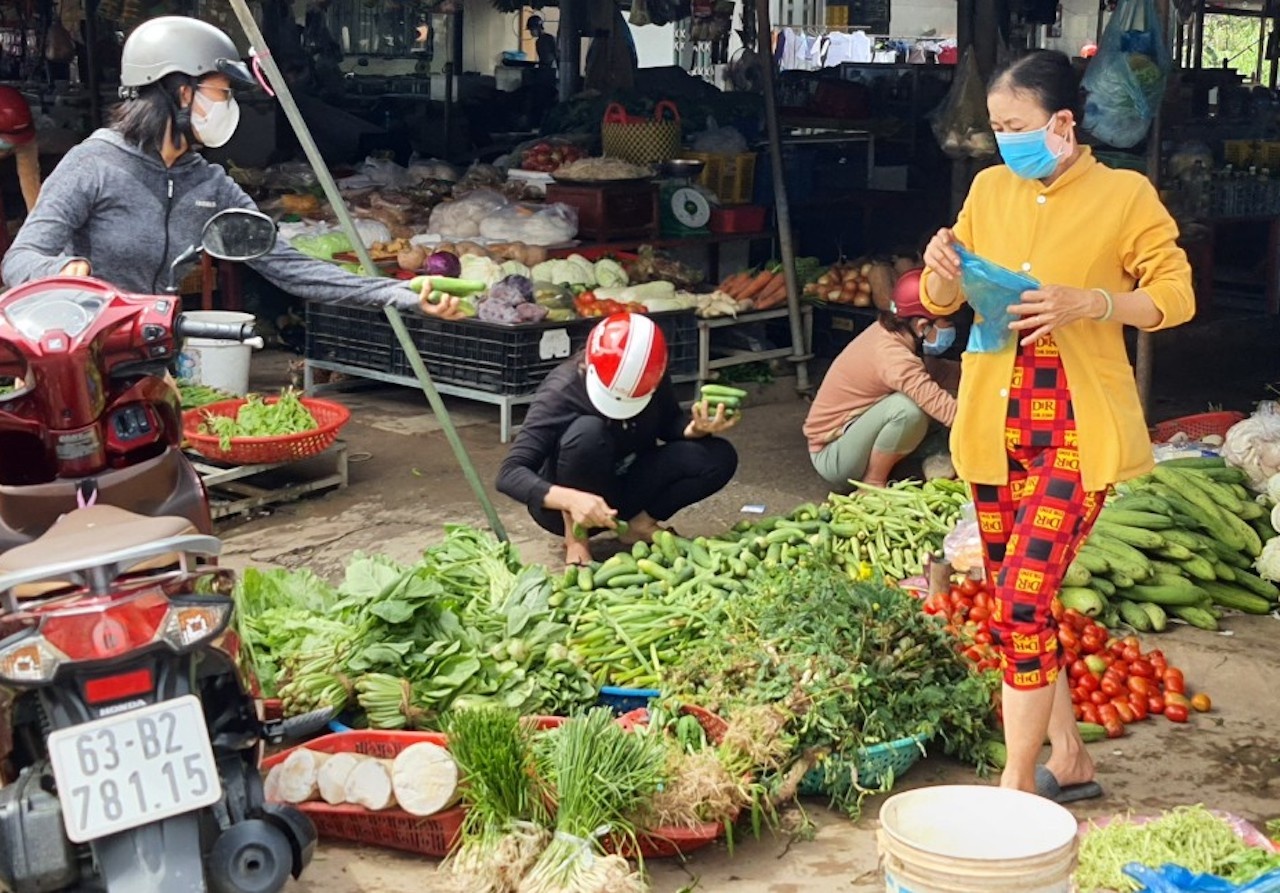 4 nguoi cung gia dinh nhiem nCoV, dung hoat dong cho Bao Dinh hinh anh