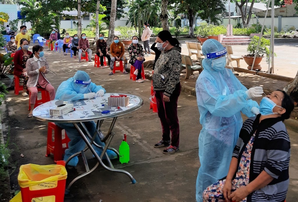 Kiem tra phong dich Covid-19 tai cac khu cong nghiep o Tien Giang hinh anh