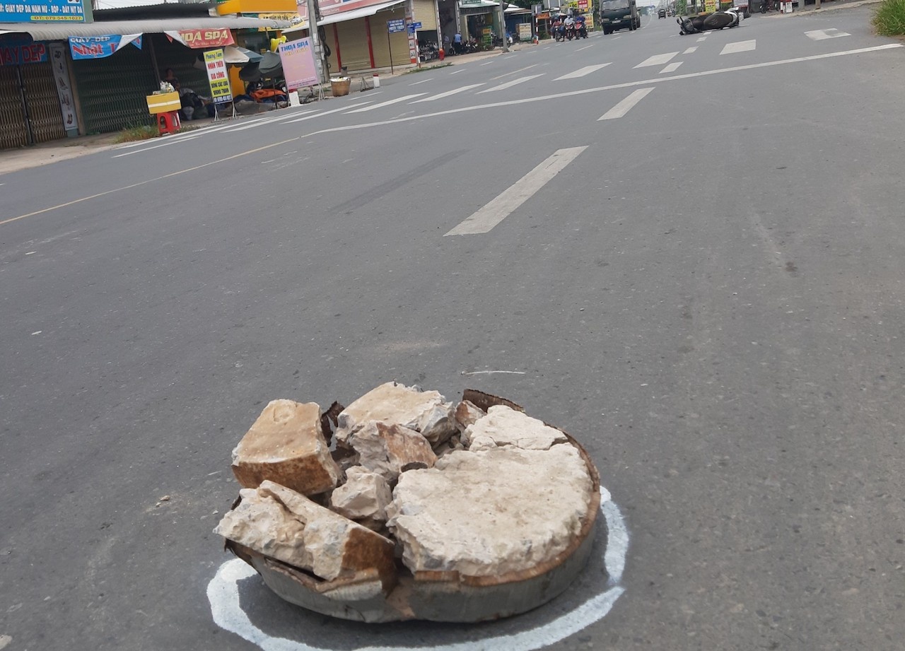 Co gai chan thuong so nao sau khi va vao be tong tren quoc lo hinh anh