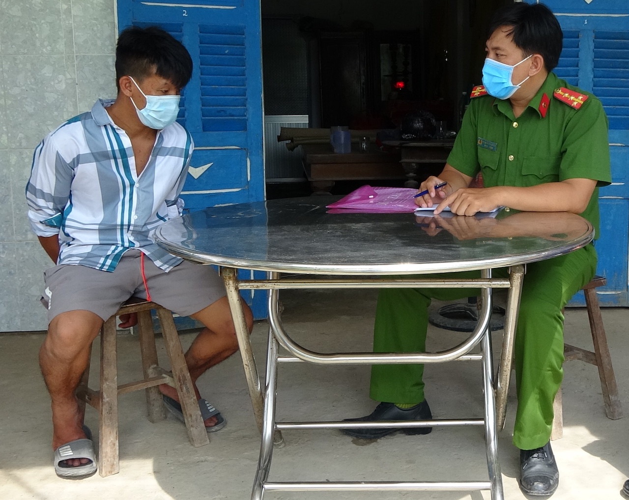 Canh sat vay bat ten cuop tron tren mai nha hinh anh