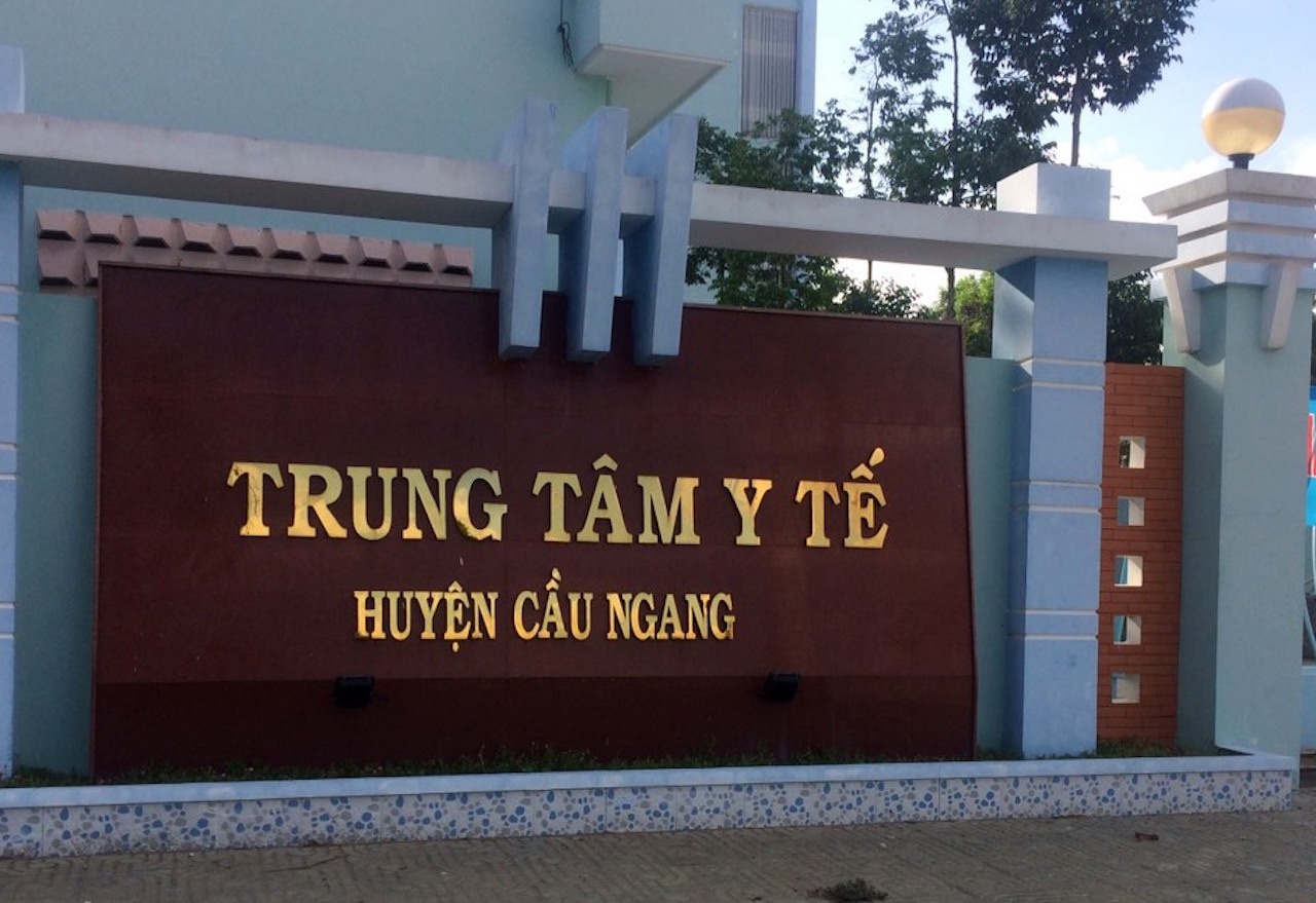 Tra Vinh dinh chi hang loat can bo vi lo la chong dich anh 1