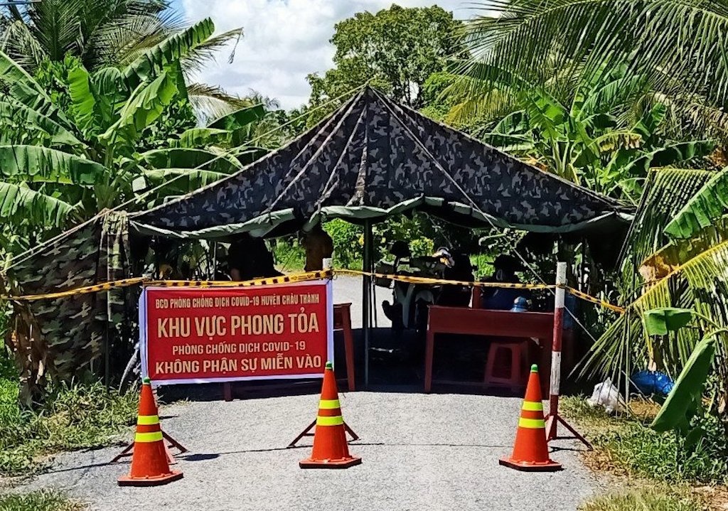 Tra Vinh dinh chi hang loat can bo vi lo la chong dich anh 2