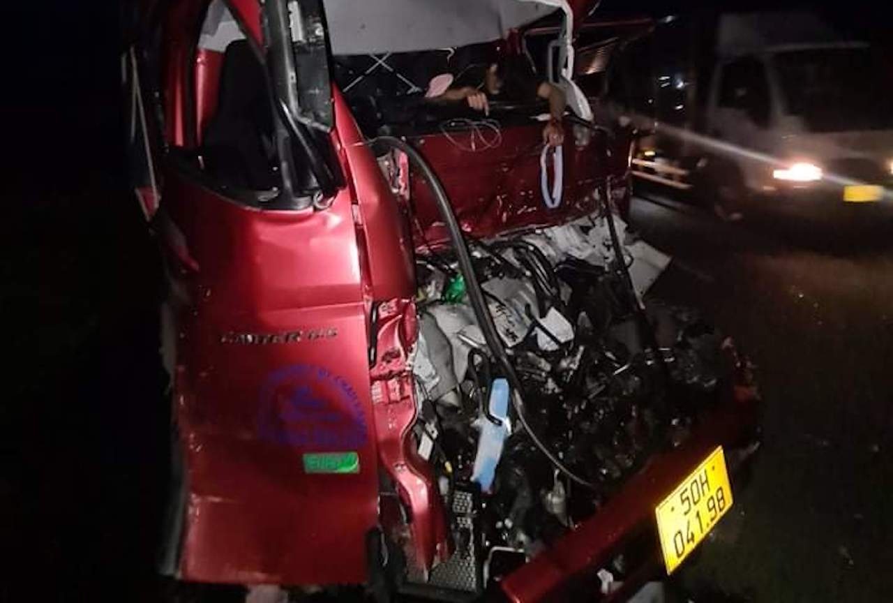 Tai xe oto tu vong khi tong vao xe tai dung ven quoc lo hinh anh