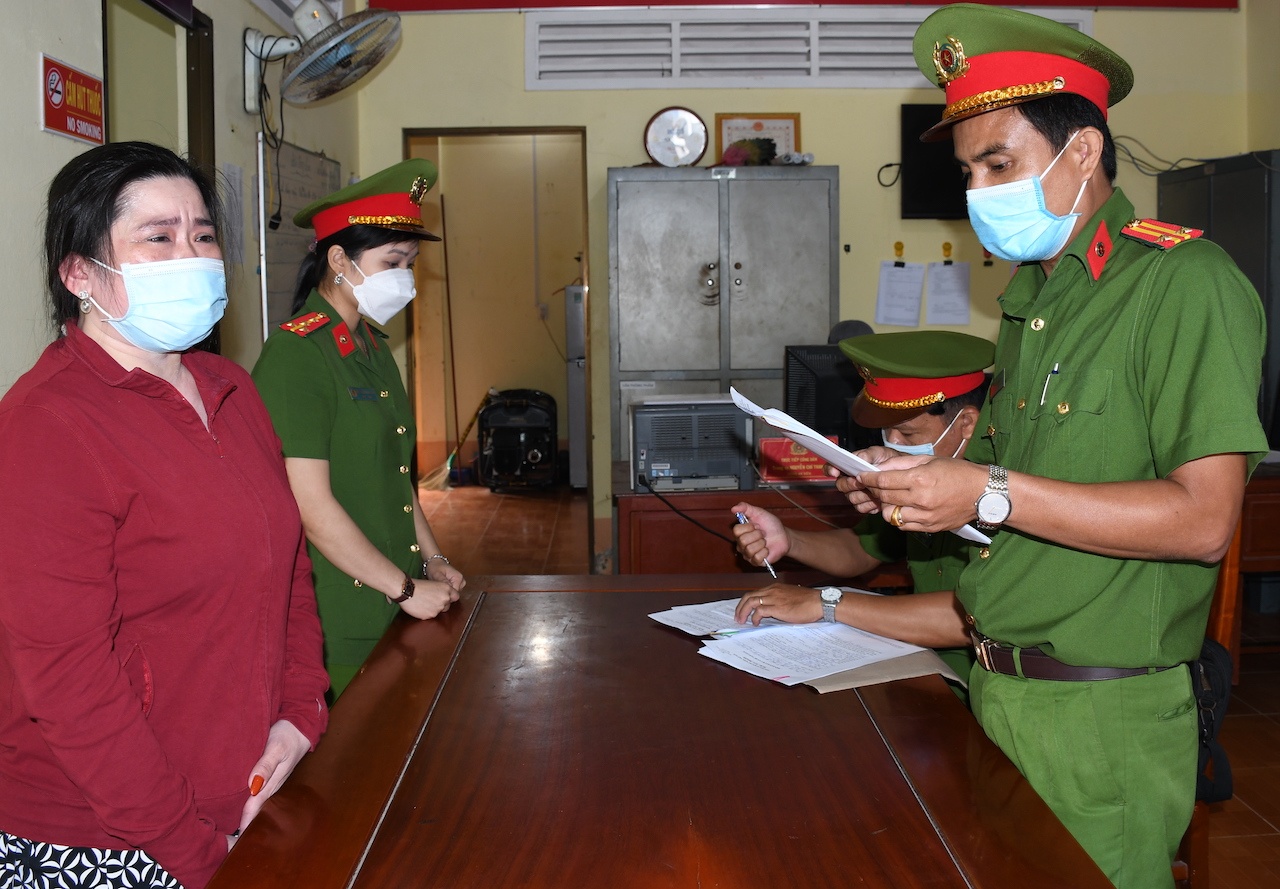 Nguoi phu nu vay 2 ty di dong lai, tra tien gop hinh anh