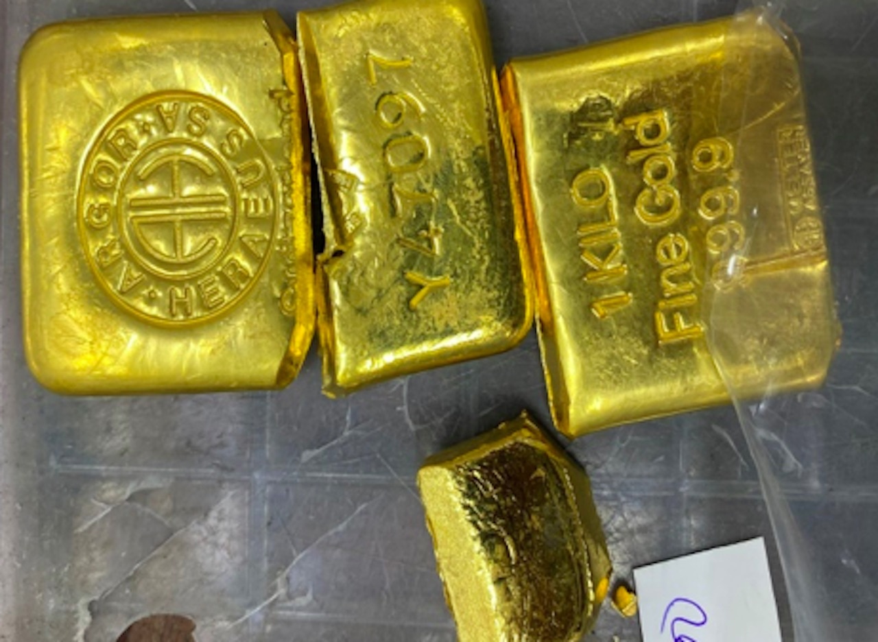 Canh sat kham xet 16 dia diem,  tam giu 36kg vang va hon 1 trieu USD anh 2