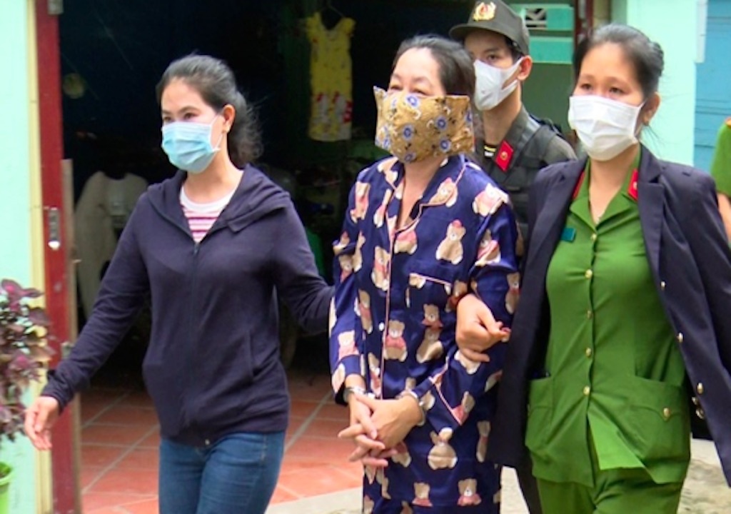 Canh sat kham xet 16 dia diem,  tam giu 36kg vang va hon 1 trieu USD anh 1