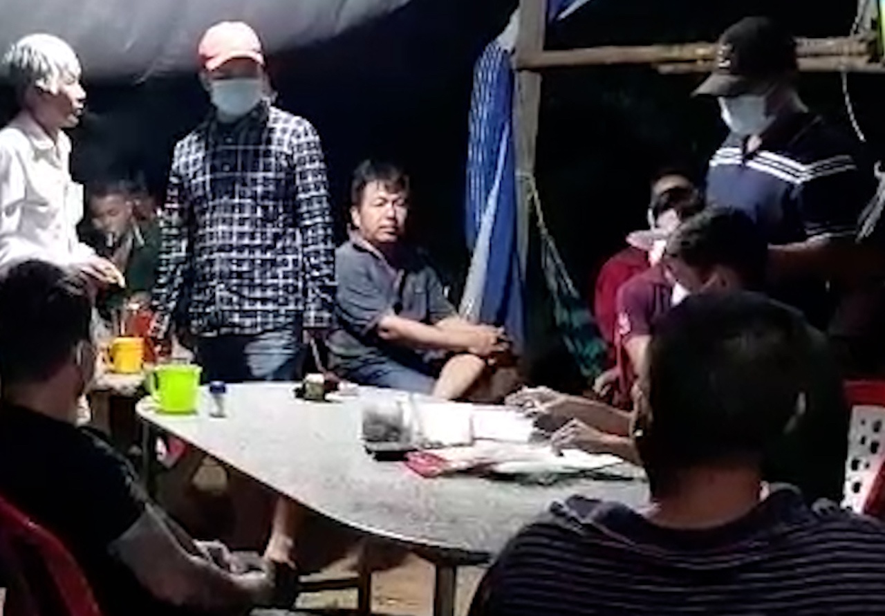 Khoi to nhom ca do bong da mua Euro hinh anh