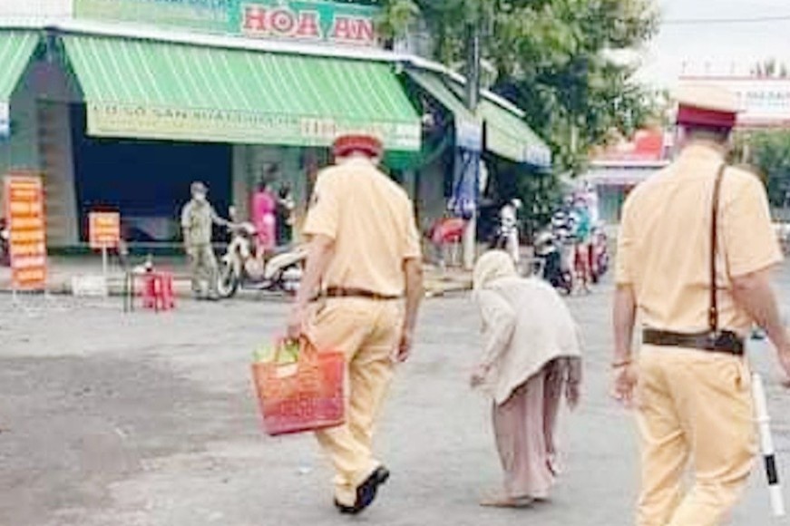 CSGT mua thuc pham 'giai cuu' cho cu gia 85 tuoi hinh anh