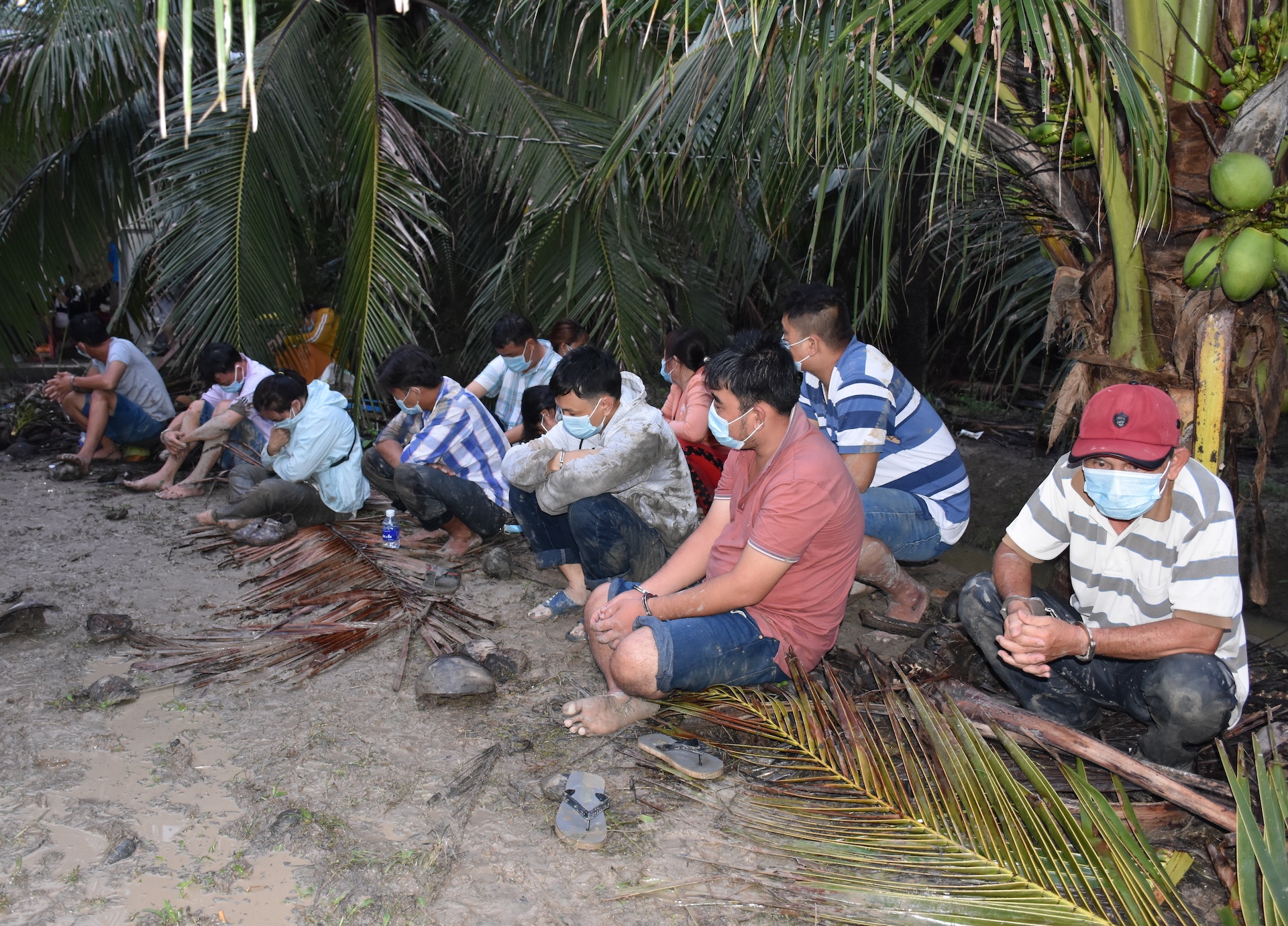 Canh sat bat soi bac trong ngay dau thuc hien Chi thi 16 anh 1