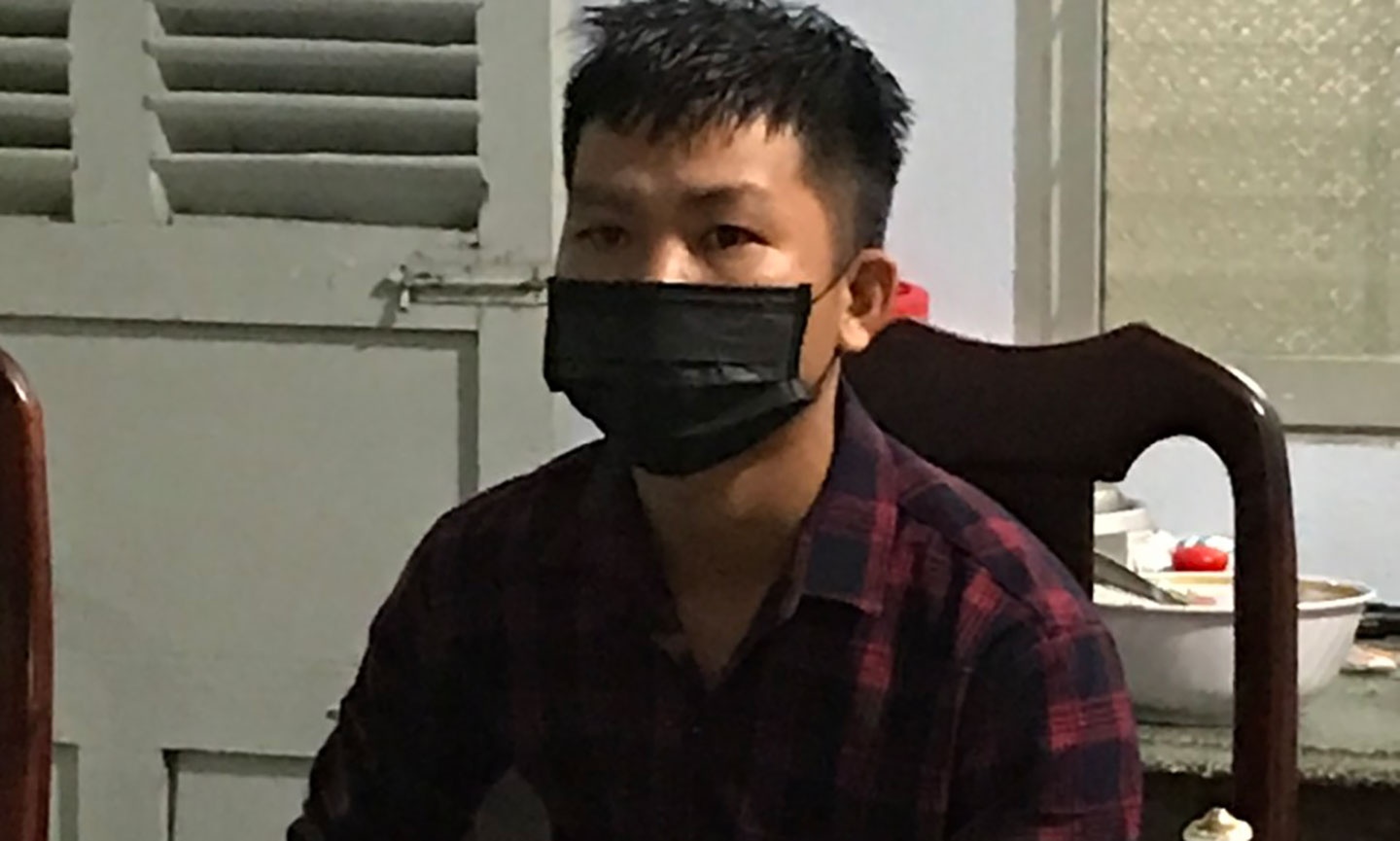 Nam thanh len mang xuc pham luc luong cong an xa hinh anh