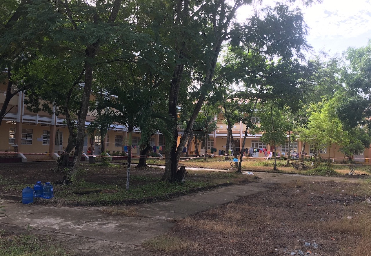 Xu phat nguoi dan ong tron khoi khu cach ly ve nha xin tien anh 1