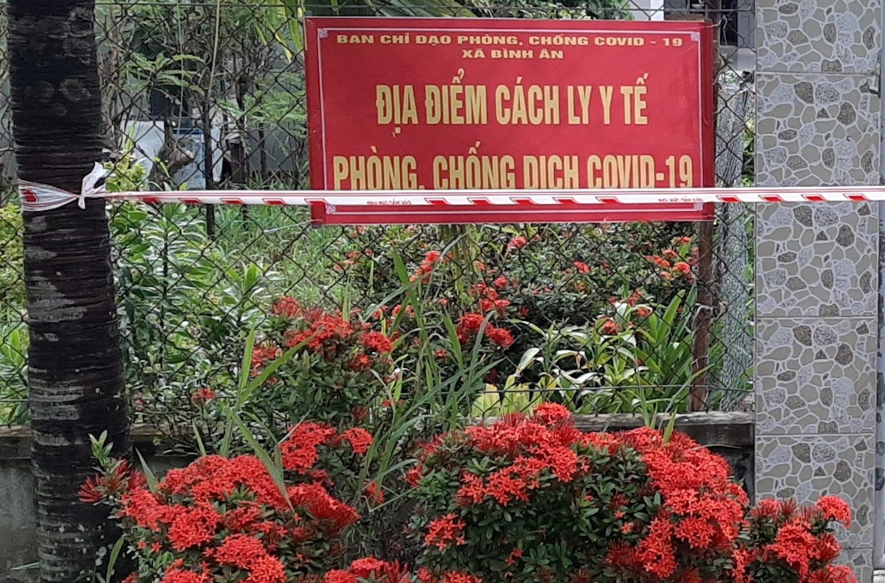 Nguoi dan ong tron khoi khu cach ly ve nha xin tien me hinh anh