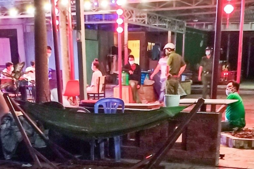 11 nguoi tu tap an nhau trong quan karaoke hinh anh