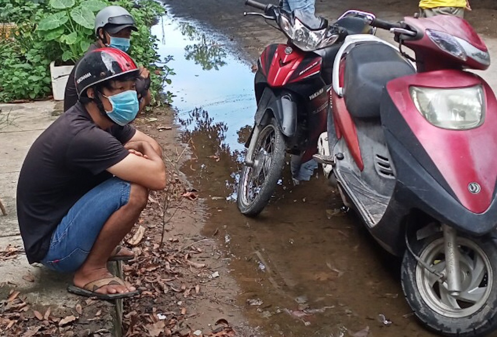 Roi khoi nha khi dang cach ly, hai anh em bi phat 15 trieu dong hinh anh