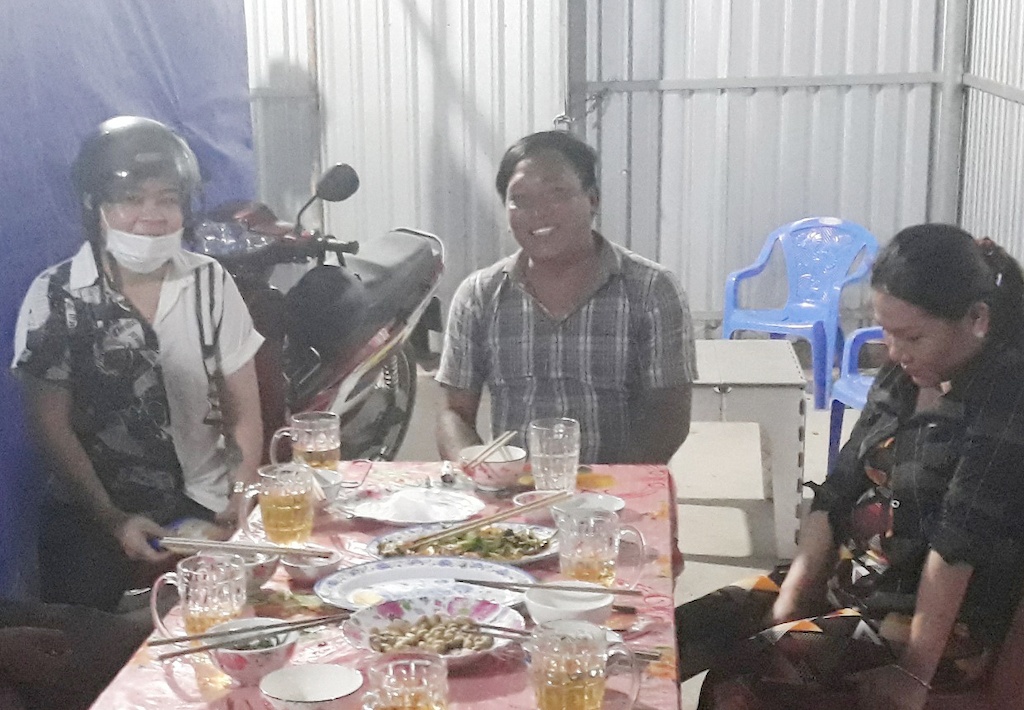 Chu quan an cung 5 ban nhau bi phat 90 trieu hinh anh