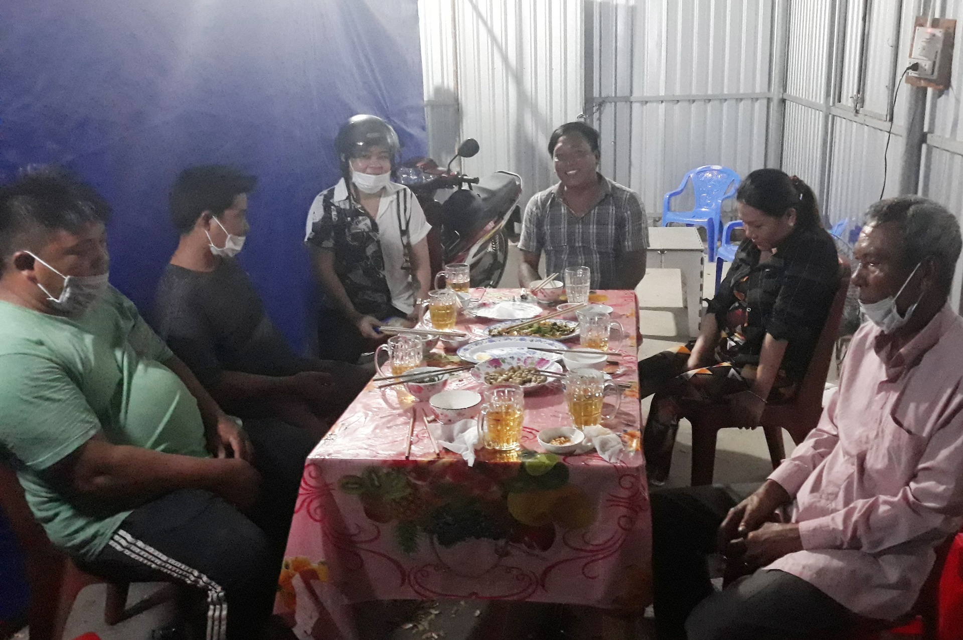Chủ quán ăn cùng 5 bạn nhậu bị phạt 90 triệu đồng ảnh 1 Chu quan an cung 5 ban nhau bi phat 90 trieu dong anh 1