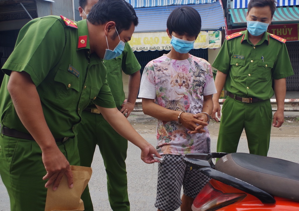 Nam thanh nien bi bat o chot kiem dich Covid-19 hinh anh
