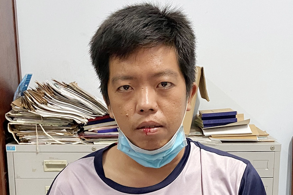 Tạm giữ nam thanh niên đập bể màn hình hai trụ ATM ảnh 1 Tam giu nam thanh nien dap be man hinh hai tru ATM anh 1