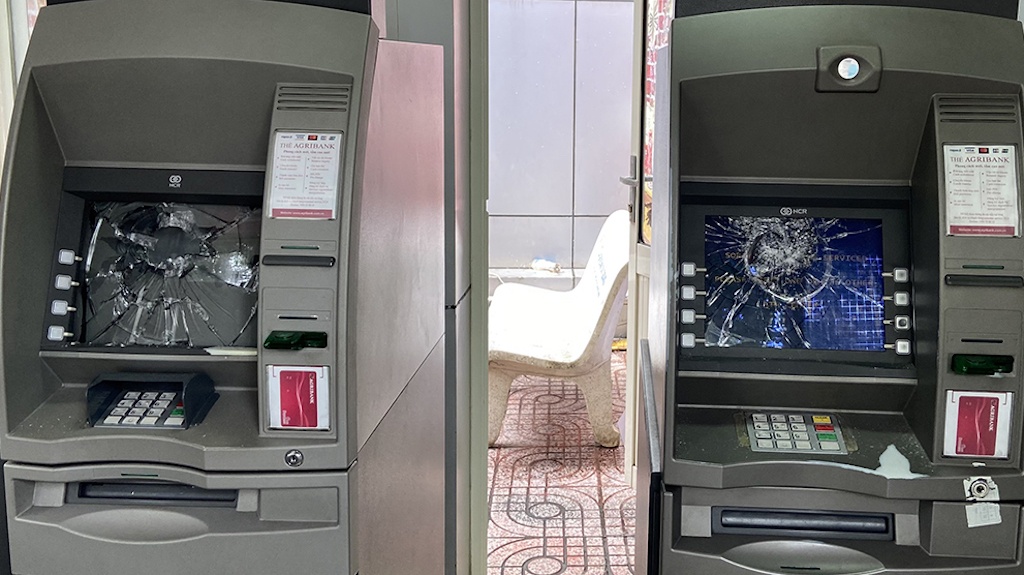Tạm giữ nam thanh niên đập bể màn hình hai trụ ATM ảnh 2 Tam giu nam thanh nien dap be man hinh hai tru ATM anh 2