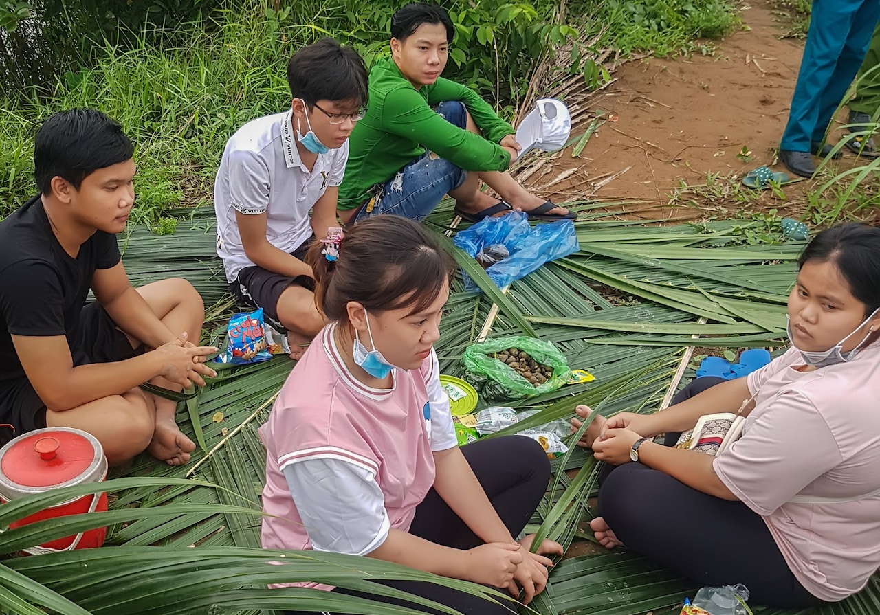 6 thanh nien tu tap an nhau ngoai dong bi phat 90 trieu hinh anh
