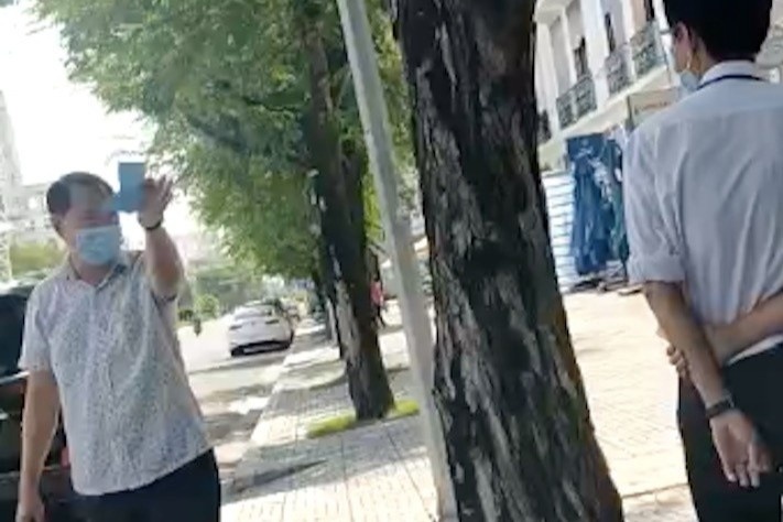 Vu xe bien ban truoc mat to tuan tra Covid-19: Phat 2,5 trieu hinh anh