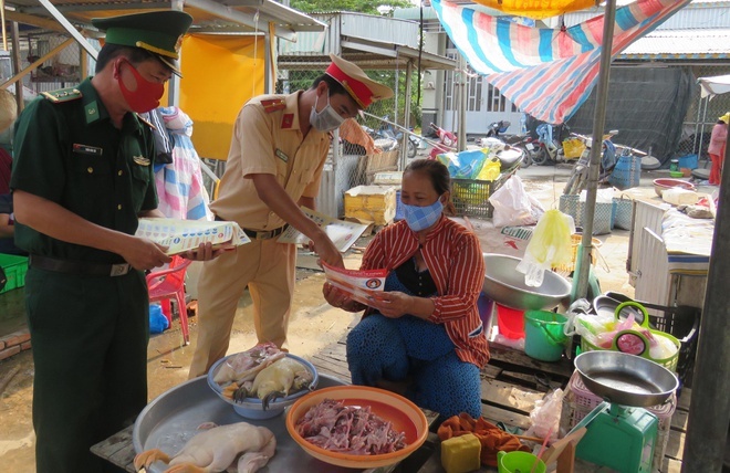 Dong Thap phat hien o dich o cho bien gioi,  phong toa 850 ho dan anh 1