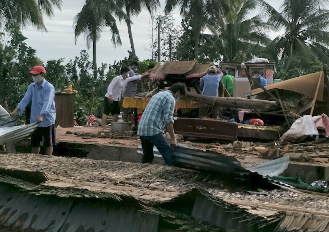 Giong loc lam mot nguoi tu vong, 75 can nha toc mai hinh anh