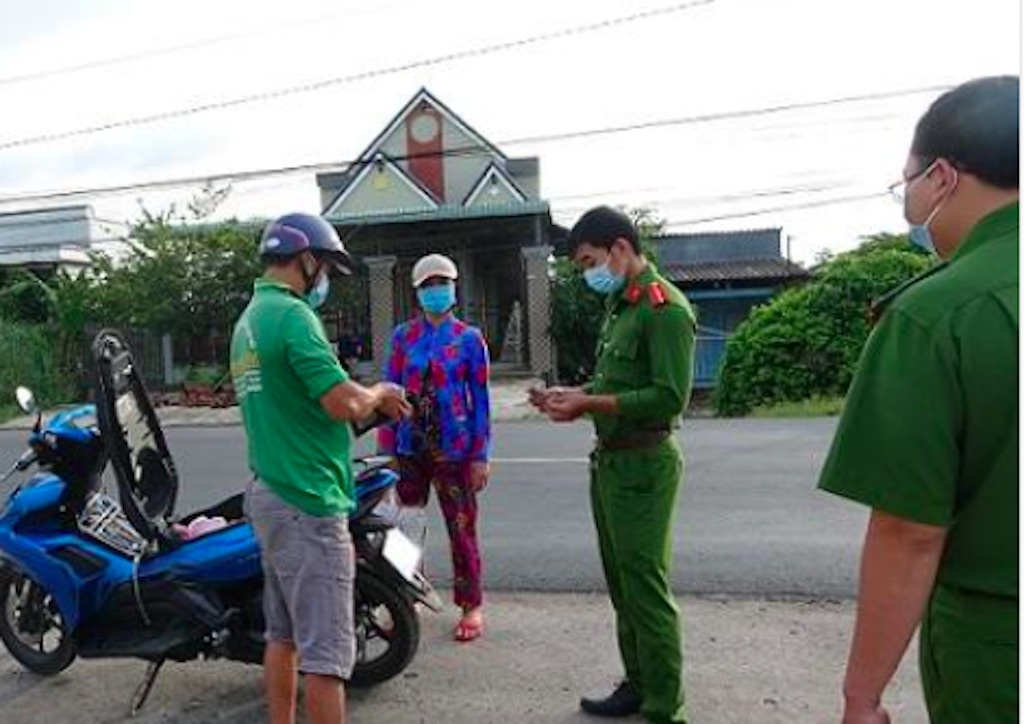 Chu tich xa bi phe binh vi 11 ca nghi nhiem nCoV o dam tang anh 1