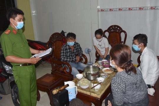Xử phạt chủ nhà cùng nhóm bạn tụ tập ăn nhậu,  hát karaoke ảnh 1 Xu phat chu nha cung nhom ban tu tap an nhau,  hat karaoke anh 1