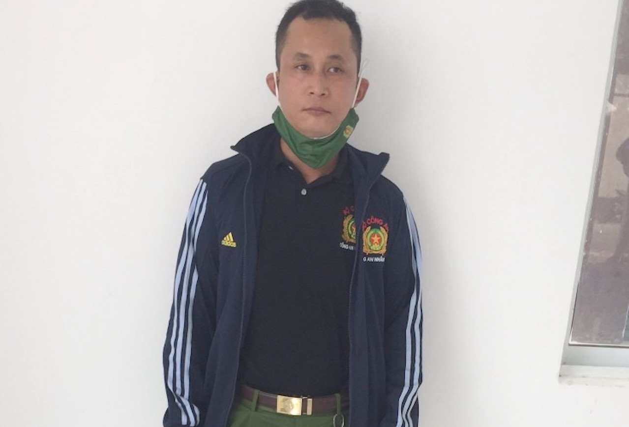 Thu giu quan ham dai ta trong nha ke gia danh canh sat anh 2