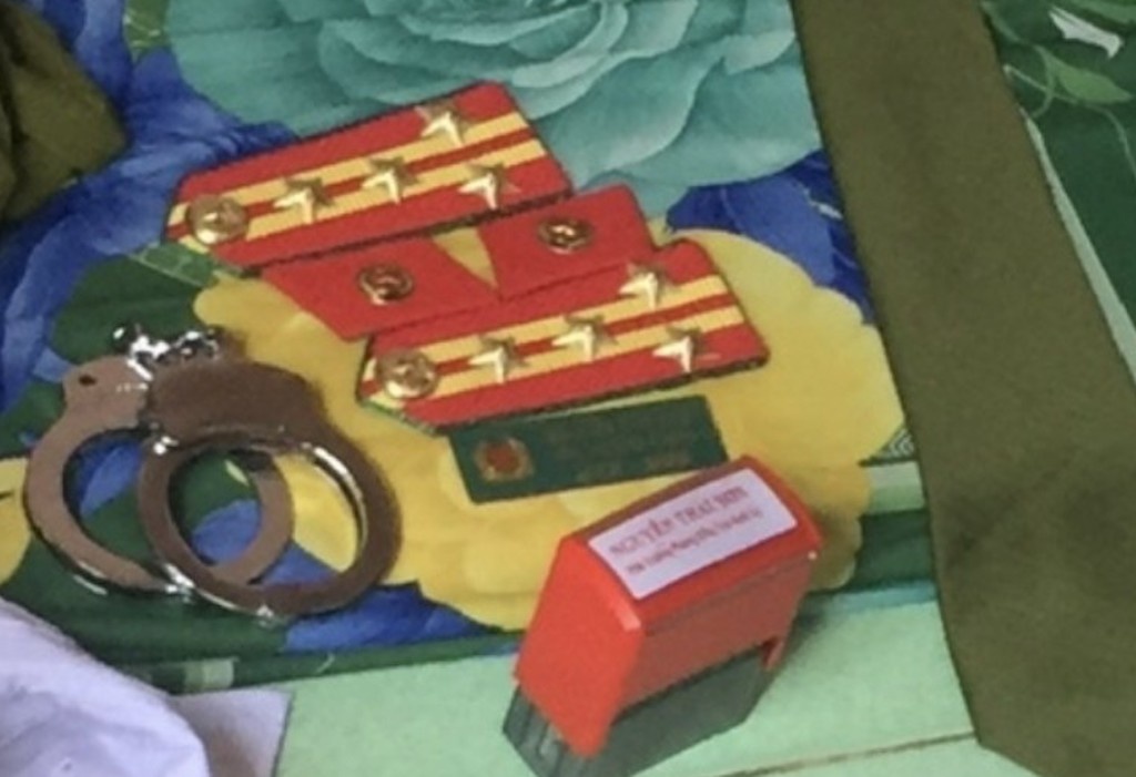 Thu giu quan ham dai ta trong nha ke gia danh canh sat anh 1