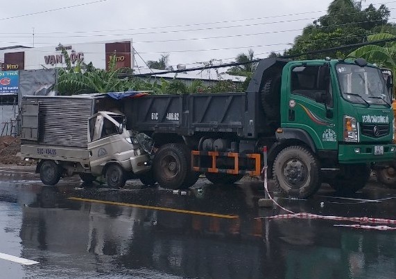 Tai xe tu vong sau cu tong manh vao duoi xe ben anh 1