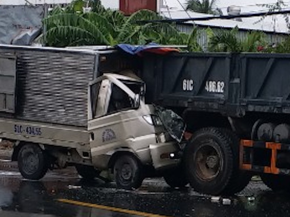 Tai xe tu vong sau cu tong manh vao duoi xe ben hinh anh