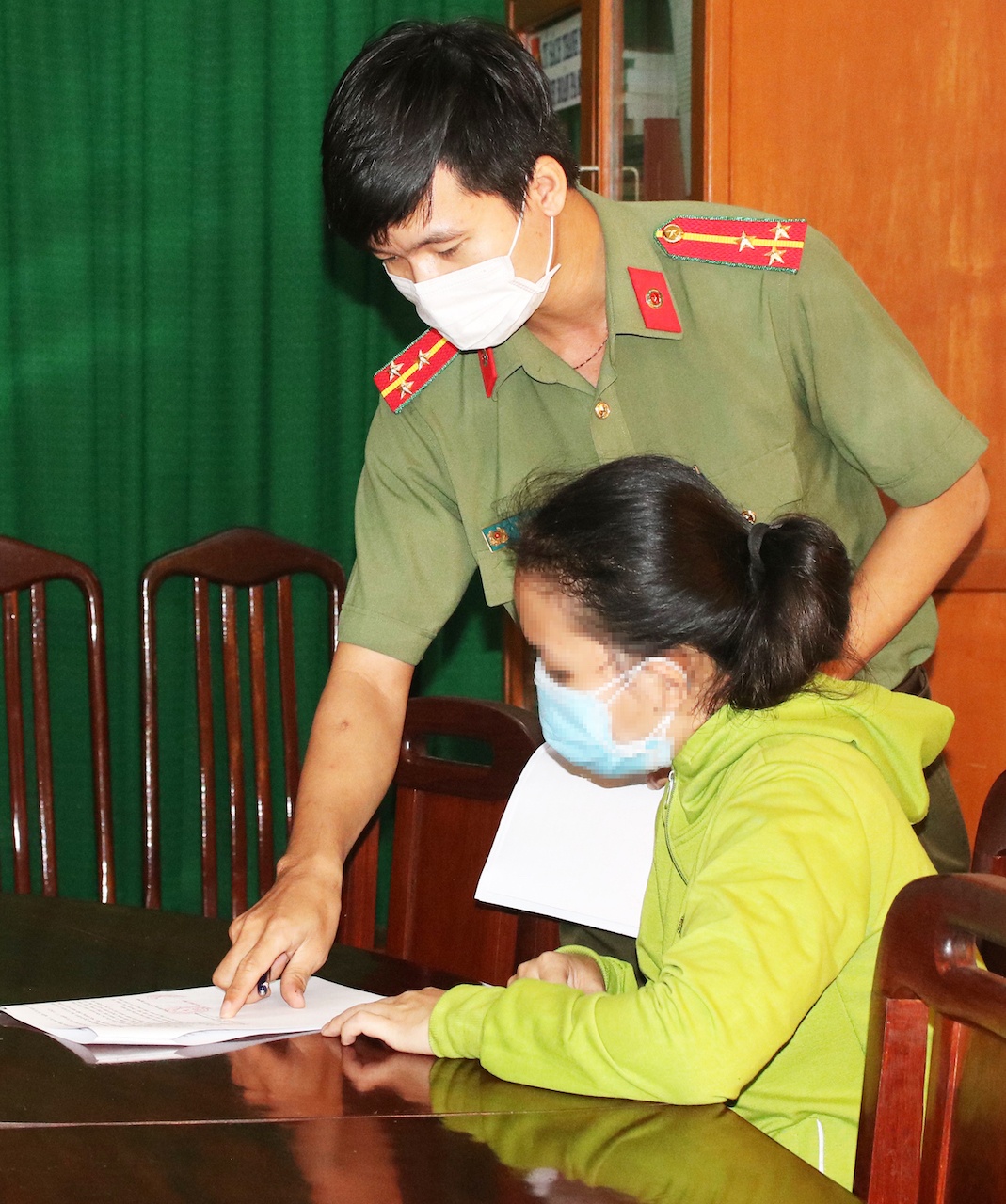 Bi phat vi lay Facebook mang ten chong xuyen tac cong tac chong dich anh 1